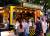 청계천 밤도깨비 야시장에 나온 시민들이 열대과일 패션프루트를 얹은 요거트를 사기 위해 푸드트럭 앞에 줄을 서있다.[김영주 기자]