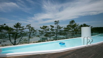 호텔 부럽지 않은 편안한 휴식…국내 최대 루프탑 수영장 '라바풀빌라'