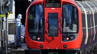 출근길 런던 지하철열차서 폭발 테러로 22명 부상