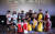 15일 메가박스 상봉점에서 열린 '혼밥족을 위한 15분 요리 대회'에서 만화가 김풍 작가(두번째줄 가운데)와 참가자들이 기념 사진을 촬영하고 있다. [사진 메가박스 제공]