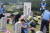 16일 오전 포스코 냉연부 소속 직원들이 경북 영천에 있는 국립영천호국원에서 비석을 닦고 있다. [사진 포스코]