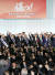 자민당 총재인 아베 신조 총리(가운데)가 지난 4월 11일 열린 도쿄도의회 선거 결기대회에서 당 간부ㆍ입후보자들과 주먹을 불끈 쥐고 승리를 다짐하고 있다. [지지통신]