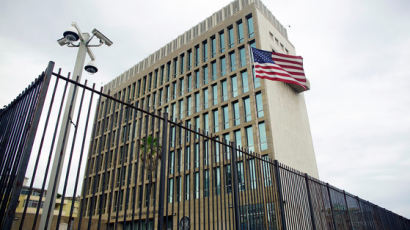쿠바 美 대사관서 의문의 뇌·청력 손상…"대사관 폐쇄 검토"