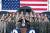 도널드 트럼프 미국 대통령(가운데)이 15일 앤드루스 공군기지를 방문해 B-2 스텔스 폭격기와 조종사들을 배경으로 연설하고 있다. [워싱턴 EPA=연합뉴스]