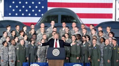 “트럼프 정부, F-35·B-2로 북한 대포 수천 문 파괴 검토”
