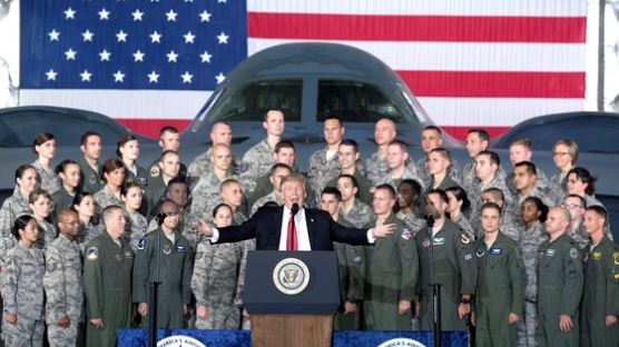 “트럼프 정부, F-35·B-2로 북한 대포 수천 문 파괴 검토”