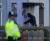 런던 경찰이 선버리의 주택을 급습하고 있다. [트위터 캡처]