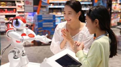 국내 첫선 보이는 쇼핑 도우미 AI 휴머노이드…고객과 눈맞추고 대화에서 손짓ㆍ몸짓까지 