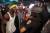 16일(현지시간) 진압경찰에 거세게 저항하는 흑인 시위대원. [AFP=연합뉴스]