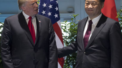 트럼프-시진핑 통화 "북한에 대한 최대압박 약속" 