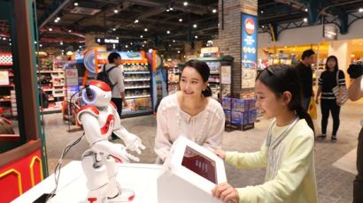 손님과 대화, 상품 추천 … 인공지능 쇼핑 도우미 로봇 첫 선