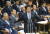 아베 총리는 9월 28일 열리는 임시국회에서 가케학원 스캔들 등에 대한 야당의 추궁을 피하기 위해 참의원 해산이라는 승부수를 던졌다는 비난을 받고 있다. [사진제공=지지통신]