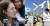 방송화면(왼), 570돌 한글날 제4회 세종축제에서 한글 놀이터를 찾은 어린이들이 한글 자음과 모음을 장난감 삼아 놀고 있다.(오)[사진 JTBC 방송화면, 중앙포토]