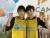 중학교 동창생인 후쿠도메(47·왼쪽)와 우메키타(47)는 일본 '쓰레기 줍기 스포츠 연맹' 규슈 지부장이다. 9월 16일 한국에서 처음으로 열린 쓰레기 줍기 대회 심판으로 참석했다.'쓰레기 줍기는 스포츠다'라는 연맹의 모토가 담긴 티셔츠를 입고 있다.
