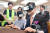 박능후 보건복지부 장관(앞줄 오른쪽)이 18일 서울 삼성동 코엑스에서 치매 체험을 하고 있다. [뉴시스]