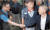 지난달 31일 ‘통상임금’판결에서 승소한 기아자동차 노조측관계자들이 변호사(오른쪽)와 악수를 하고 있다. [연합뉴스]