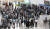 추석 열차승차권 예매일인 8월 29일 오전 서울역 대합실에 시민들이 표를 구하기 위해 기다리고 있다.[중앙포토]
