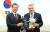 문재인 대통령이 19일(현지시간) 오전 뉴욕 유엔 본부 사무국에서 토마스 바흐 IOC 위원장에게 평창 동계올림픽 마스코트인 '수호랑'과 '반다비'를 선물하고 있다. 청와대사진기자단