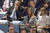 존 켈리 백악관 비서실장이 19일(현지시각) 미국 뉴욕 유엔총회장에서 도널드 트럼프 대통령의 연설을 듣던 도중 얼굴을 감싸쥐고 있다. [AP=연합뉴스] 