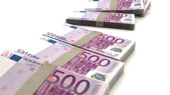 500€ 지폐 다발, 왜 식당 변기에서 발견됐을까? 