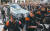 20일 스페인 경찰이 카탈루냐 자치정부 청사를 급습하자 시민들이 항의하고 있다. [AFP=연합뉴스]