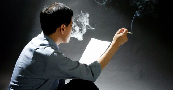 한 남성 직장인이 담배를 피우고 있다. [중앙포토]