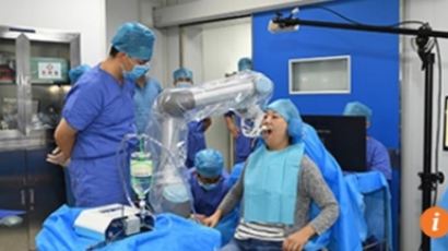 로봇이 치과의사 대신하나…중국서 로봇이 임플란트 시술 성공