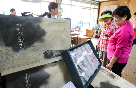 18일 관광객들이 전남 영광군 법성면에 있는 '남양굴비'에서 굴비를 살펴보고 있다. 프리랜서 장정필