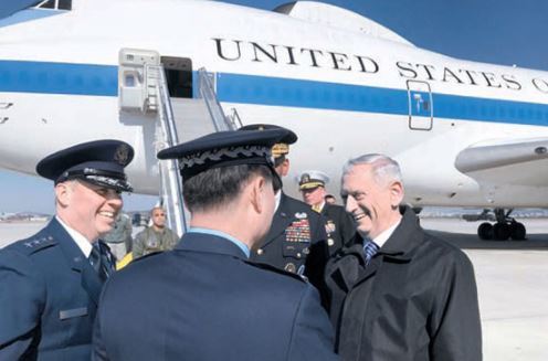 2일 오산공군기지에 도착한 제임스 매티스 미국 국방장관(오른쪽) [로이터 뉴스1] 