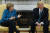 백악관 정상회담에서 메르켈의 악수 요청을 못들은 체 하고 있는 도널드 트럼프 미국 대통령 [AP=연합뉴스]