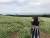 지난 11일 전국에서 가장 넓은 제주시 오라동 메밀밭을 찾은 한 관광객이 제주바다를 배경으로 메밀밭 사진을 찍고 있다. 최충일기자