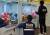 경기 가평경찰서 직원들이 무인 인형뽑기방에서 범죄예방을 위한 안전진단을 벌이고 있다. [사진 가평경찰서] 