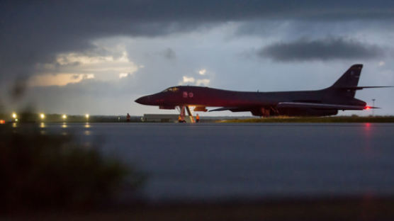B-1B 한밤 북한측 동해 공역 출격 "트럼프 군사옵션 과시"