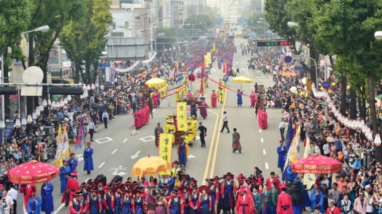 59km 정조대왕 능행차 재연...사도세자 향한 효심 행렬 '장관'