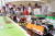 LG연암문화재단이 23~24일 개최한 &#39;영 메이커 페스티벌&#39;에서 참가 학생들이 직접 코딩한 자율주행차를 시험 주행해보고 있다. [사진 LG그룹]