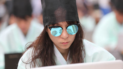 [서소문 사진관] 도포 입고 노트북으로 글 쓴 선비들