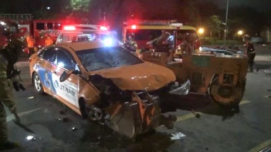 한밤중 택시가 도로포장 작업자 덮쳐…2명 사망