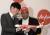 에어아시아의 토니 페르난데스 회장이 2012년 1월 서울 웨스틴 조선호텔에서 축구 선수 박지성에게 항공기 모형을 전달하고 있다. 에어아시아는 박지성을 홍보대사로 위촉했다.[중앙포토]