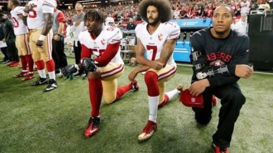 무릎 꿇었다 NFL 미아 신세… 트럼프의 미국판 '블랙리스트' 