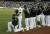 메이저리그 오클랜드의 브루스 맥스웰이 24일 텍사스와의 홈경기에 앞서 국가연주 때 무릎을 꿇은 채 참가하고 있다. [AP=연합뉴스]