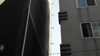 ‘부산 피사의사탑’ 주위 건물도 기우뚱…허술한 건축기준 탓