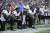 NFL 볼티모어 레이븐스 선수들이 24일(현지시간) 열린 잭슨빌 재규어스와 시합에 앞서 국가가 연주되자 그라운드에 무릎을 꿇고 항의하는 모습. [AP=연합뉴스]