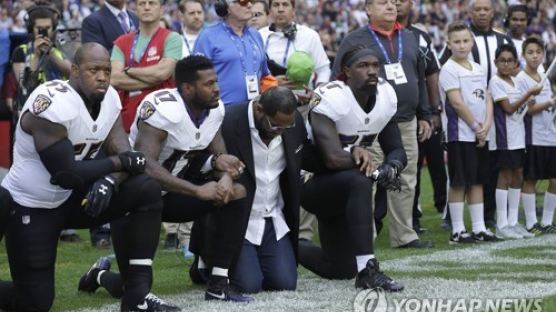 "해고하라" 트럼프에 맞선 NFL 선수들...국가 연주 때 무릎 꿇고, 팔짱끼며 항의 표시