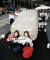 금연 서포터즈가 25일 서울 청계광장에서 담배꽁초로 만들어진 자동차 앞에서 금연 홍보를 하고 있다. 장진영 기자