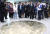 문재인 대통령이 지난 15일 유류피해 극복 10주년 행사에서 참석자들과 함께 유류피해극복기념관을 둘러보고 있다. [연합뉴스]