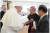교황청 특사 김희중 한국 천주교 주교회의 의장(오른쪽 둘째)이 24일(현지시간) 오전 성베드로광장에서 열린 프란치스코 교황(왼쪽 둘째) 알현 일반 미사에 참석한 후 교황을 직접 만나 문재인 대통령의 친서를 전달하고 있다. 교황은 문 대통령에게 줄 묵주를 선물로 전달했다. [사진 교황청]