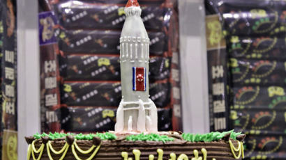 고급 케이크에도 미사일 모양 장식 … WSJ가 전한 평양 풍경