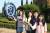 16일 연세대 국제캠퍼스를 탐방한 중학생들이 학교 정문에 세워진 로고탑을 배경을 기념 촬영을 했다. 김상선 기자