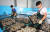 추석 대목을 앞둔 지난 21일 전남 완도군 완도읍 소재 한 영어조합법인 건물에서 직원들이 전복을 살펴보고 있다. [프리랜서 장정필]