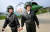 지난해 9월 25일 북한이 개최한 원산국제에어쇼에서 여성 전투기 비행사인 임솔(왼쪽)과 조금향이 외신기자들 앞에 섰다. 이들 뒤에 보이는 기체가 미그-21 전투기다. [원산 AP =연합뉴스]